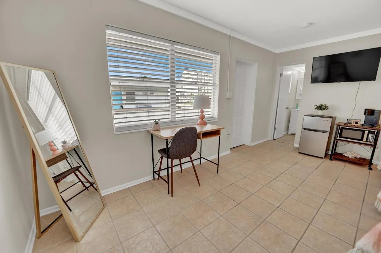 *Happy Place* Renovated Studio Pool & Beach Access Panama City Beach Holiday home